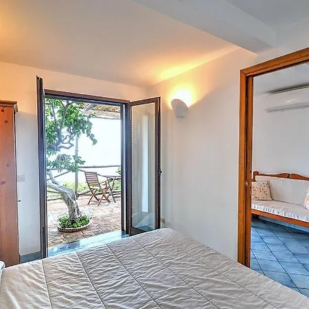 Sleeps 2 Air Con Wifi